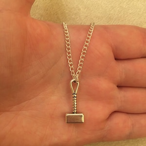 Op de afbeelding: Een zilveren ketting met een zilveren Mjolnir-hamer hanger.