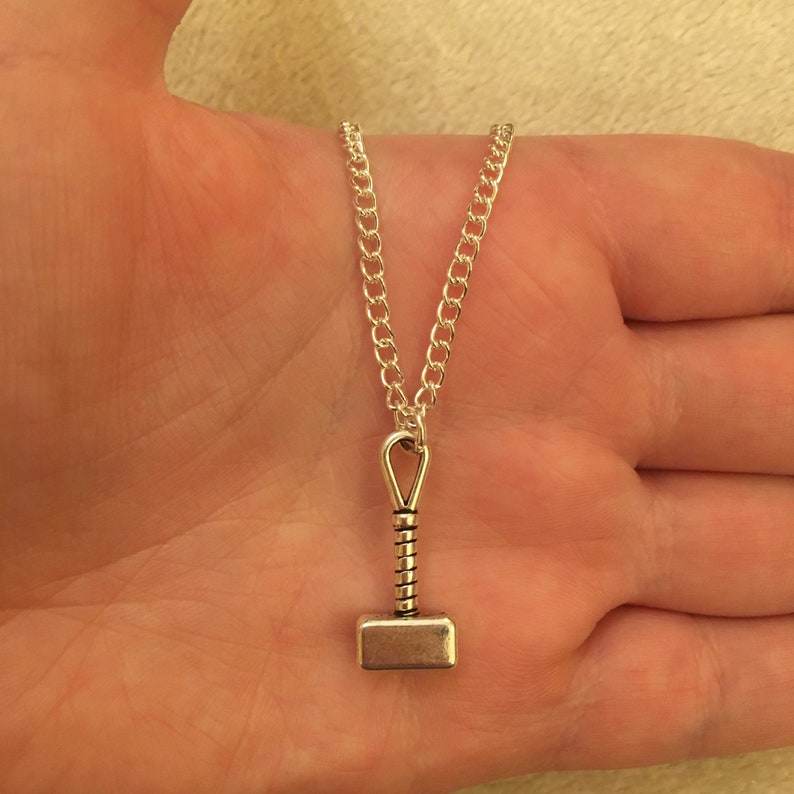 Op de afbeelding: Een zilveren ketting met een zilveren Mjolnir-hamer hanger.