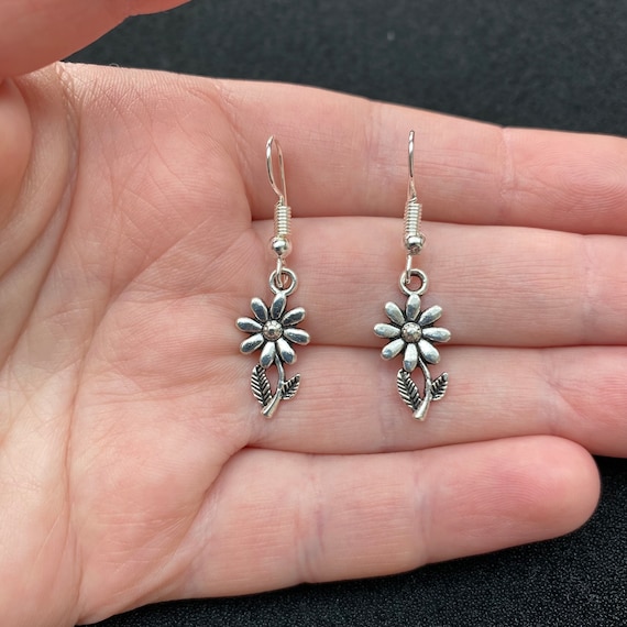 Daisy earrings silver deals