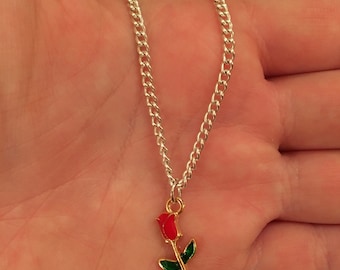 赤いバラのチャーム付きシルバーチェーンネックレス、赤いバラの