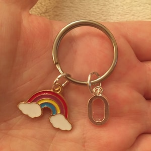 Llavero arcoíris con dije inicial, regalo de ánimo, regalo para animar a alguien, regalo de agradecimiento, llavero arcoíris personalizado