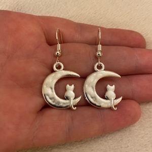 Boucles d&#39;oreilles pendantes/pendantes en argent avec breloque chat sur la lune, boucles d&#39;oreilles chat, boucles d&#39;oreilles lune, remplissage de bas, cadeau secret du père Noël