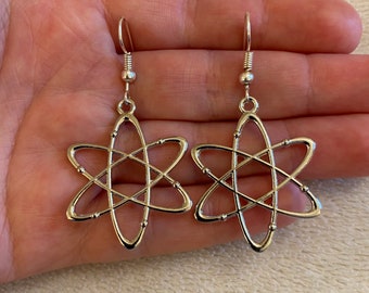 Pendientes colgantes de átomo de plata: joyería científica