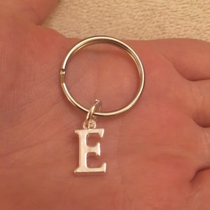 Chaveiro de prata com pingente inicial, chaveiro personalizado, chaveiro com inicial, chaveiro com letra, chaveiro com alfabeto, chaveiro com inicial