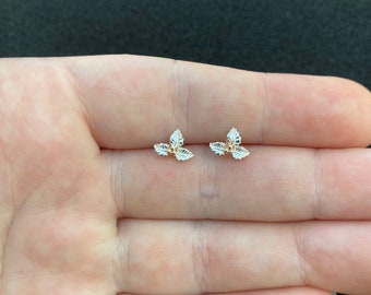 Sterling silver holly stud earrings, sterling silver holly studs, sterling silver holly jewellery, sterling silver Christmas earrings