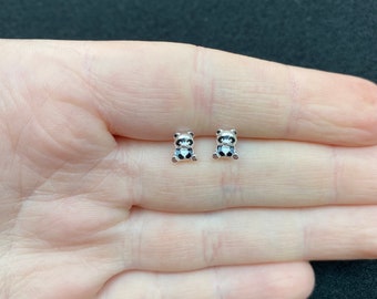 Orecchini in argento sterling a forma di orsetto panda con fiocco viola