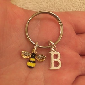 Chaveiro de prata com pingente de abelha brilhante e letra de prata, chaveiro personalizado, chaveiro de abelha, chaveiro com inicial, presente de Natal, amigo secreto