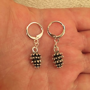 Pendientes de cono de pino plateado, pendientes de aro huggie de cono de pino, pendientes otoñales, pendientes navideños, relleno de medias