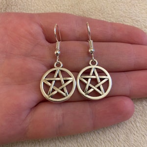 Zilveren hangende/drop oorbellen met zilveren pentagram bedels, zilveren pentagram oorbellen, pentagram sieraden