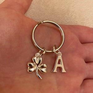 Llavero de plata con dije de trébol y dije de inicial, llavero de trébol, llavero con inicial, llavero personalizado