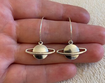LOKILOKI Orecchini Pendenti Saturn Scintillanti in Argento Sterling 925 Color Oro per Donna Orecchini Serie Space in Argento