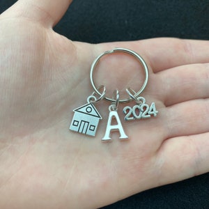 Chaveiro de prata com pingente de casa, pingente de letra e pingente de 2025, chaveiro inicial, personalizado, chaveiro de casa nova, presente de casa nova