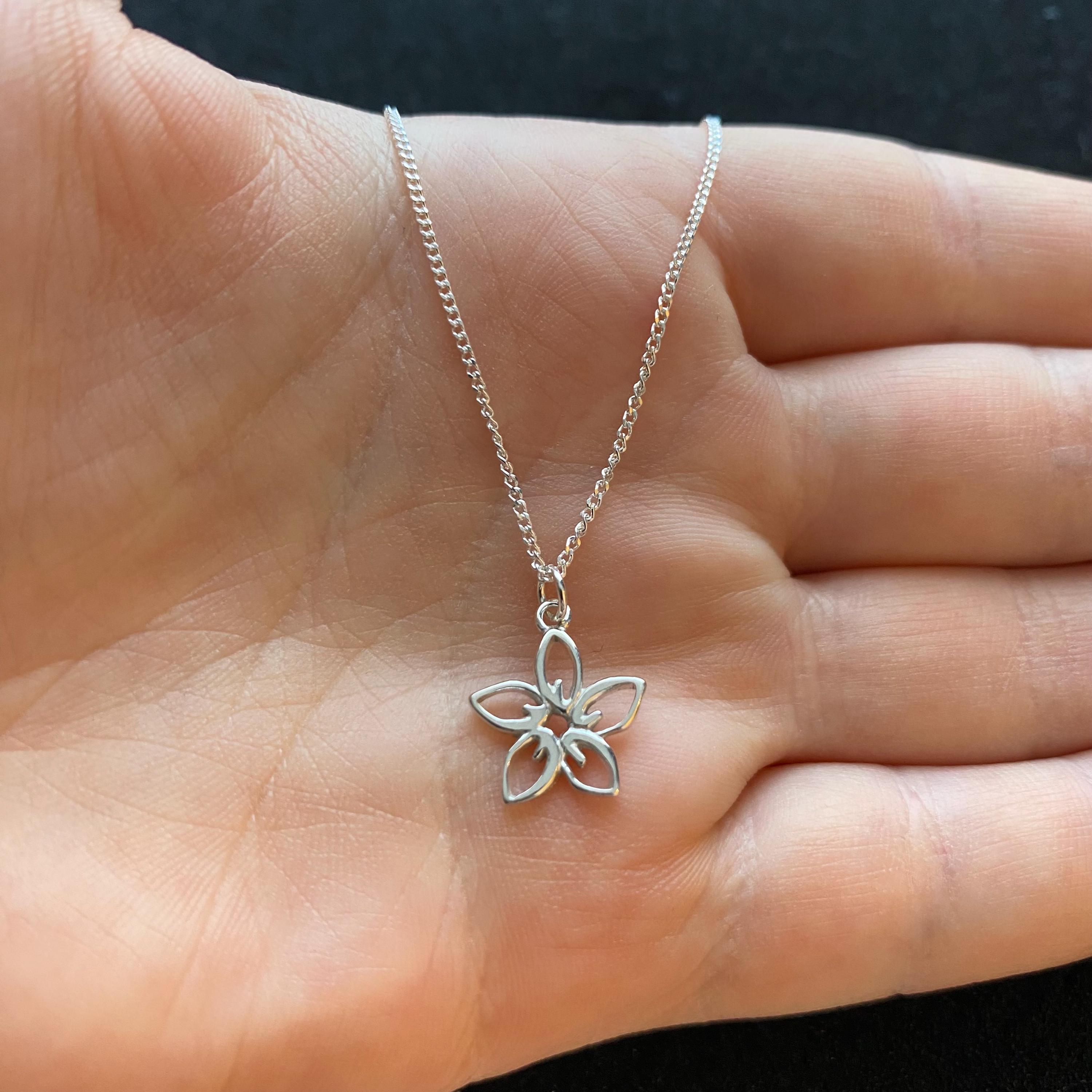 UNALLOYED★韓国★人気★男女兼用★FLOWER NECKLACE / SILVER il_fullxfull.6725114646_nkjt.jpg