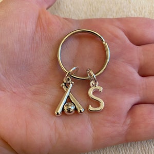 Llavero de plata con dije de beisbol y letra plateada, llavero de beisbol, llavero personalizado, llavero con inicial, relleno de medias