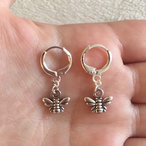 Zilveren knuffeloorbellen met zilveren bij-bedels, 10 mm-ringen, bijenoorbellen, knuffel-ringen