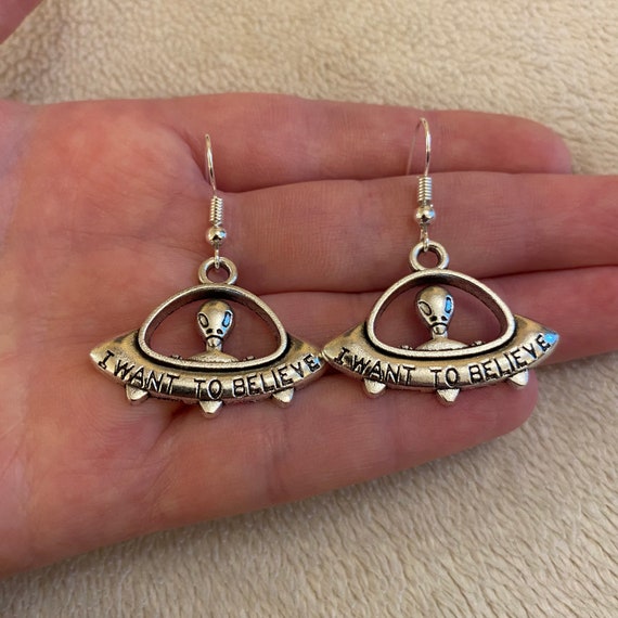 Silver Dangle Drop Earrings With I Want to Believe Alien Ufo