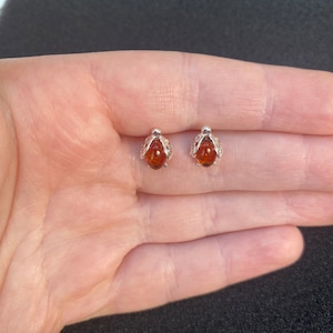 Sterlingzilveren amberkleurige lieveheersbeestje oorknopjes