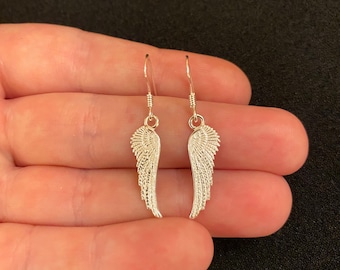 スターリングシルバーのエンジェルウィングダングルイヤリング：21mmチャーム