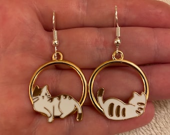 Pendientes colgantes de plata con dijes de gato desiguales, pendientes de gato desiguales, joyas de gato, regalo para amantes de los gatos