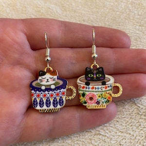 Silberne Hängeohrringe mit Mismatch Katze in einer Teetasse Charms, Katzen Ohrringe, Katzen Schmuck, Mismatch Ohrringe