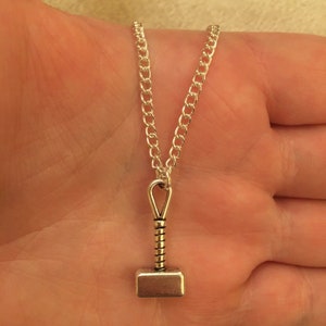 Op de afbeelding: Een zilveren ketting met een zilveren Mjolnir-hamer hanger.