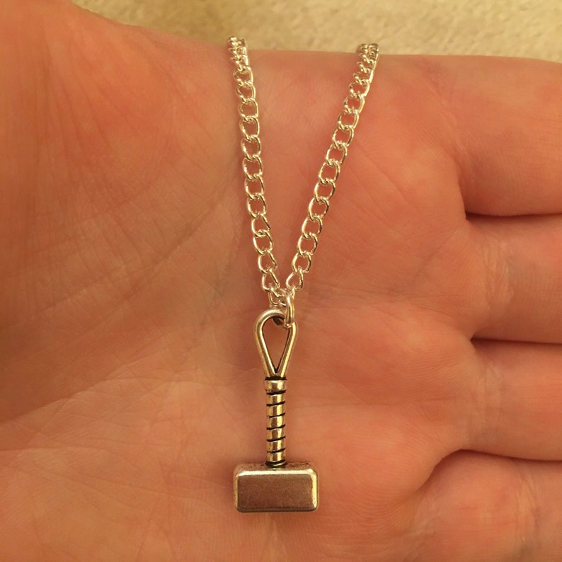 Op de afbeelding: Een zilveren ketting met een zilveren Mjolnir-hamer hanger.