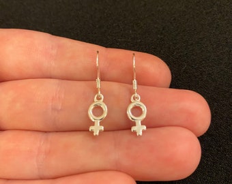 スターリングシルバーの女性用シンボルダングルイヤリング（10mm）