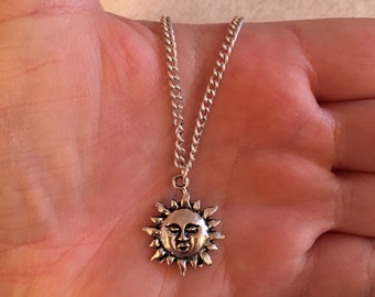Colar com pingente de sol banhado a prata, joia celestial