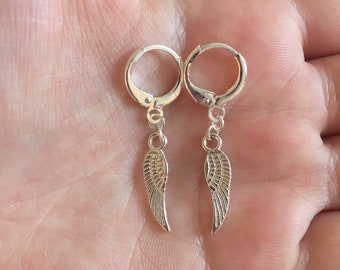Orecchini a cerchio con ali d'angelo placcati in argento - 10 mm