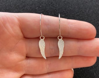 Zilveren ringoorbellen met engelenvleugels - 20 mm