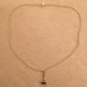 Op de afbeelding: Een zilveren ketting met een zilveren Mjolnir-hanger.