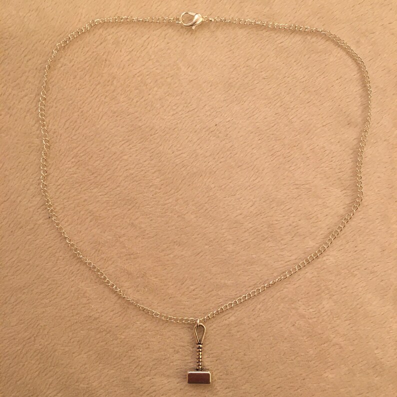 Op de afbeelding: Een zilveren ketting met een zilveren Mjolnir-hanger.