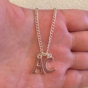 Collar de cadena de plata con dos dijes iniciales, collar inicial, collar de letras, collar personalizado, collar personalizado