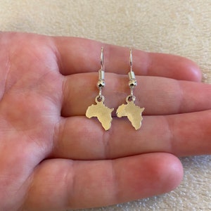 Silberne Tropfenohrringe mit silbernem Afrika-Charm, silberne Afrika-Ohrringe, Weihnachtsgeschenk, Weihnachtsgeschenk