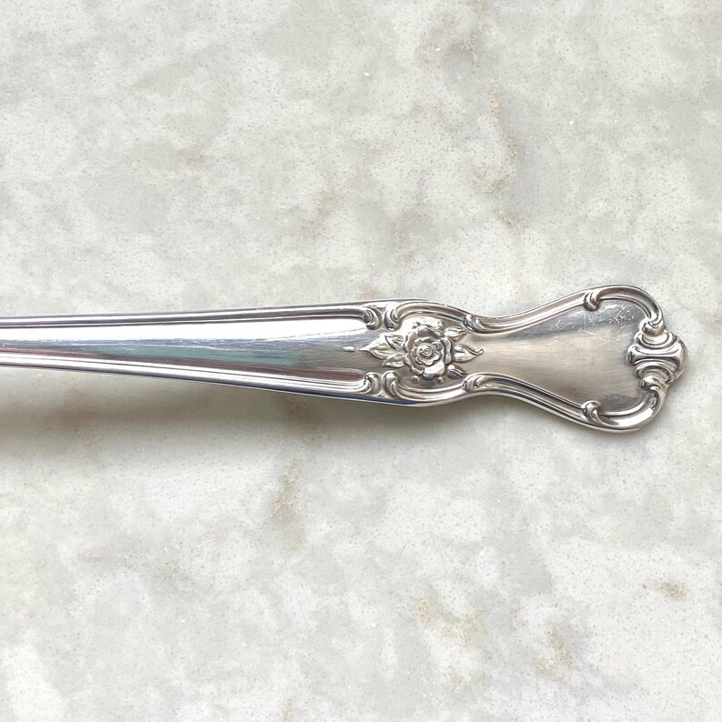 Pezzi di servizio vintage in argento con firma internazionale Rose, design floreale di metà secolo immagine 2