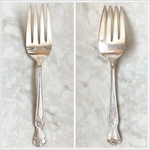 Pezzi di servizio vintage in argento con firma internazionale Rose, design floreale di metà secolo immagine 7