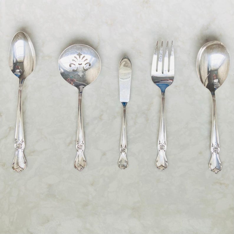 Pezzi di servizio vintage in argento con firma internazionale Rose, design floreale di metà secolo immagine 1