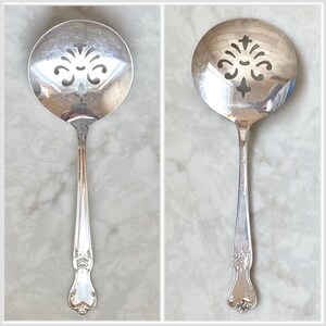 Pezzi di servizio vintage in argento con firma internazionale Rose, design floreale di metà secolo immagine 5