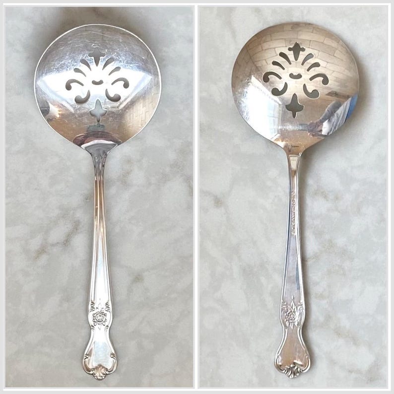 Pezzi di servizio vintage in argento con firma internazionale Rose, design floreale di metà secolo immagine 5