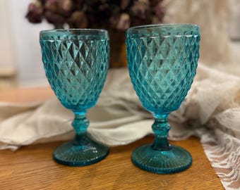 Copa de agua potable de vidrio azul agua