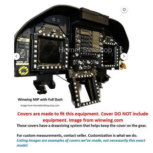 Può includere: Un pannello strumenti per simulatore di volo nero dotato di molteplici schermi quadrati, un tastierino centrale e vari interruttori e pulsanti. L'unità è etichettata come Winwing MIP with Full Dash e include adesivi di avvertenza gialli e neri.