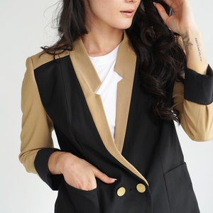 Cool Neutrale Kleur Geblokkeerd Beige en Zwart Double Breasted Korte Gouden Knop Blazer afbeelding 1