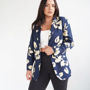 Cool Bold Floral Pattern Blue and Cream Oversized Summer Blazer with Pockets Size Medium Large