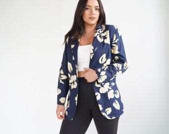 Cool Bold Floral Pattern Bleu et Crème Blazer d’été surdimensionné avec poches Taille Moyenne Grande