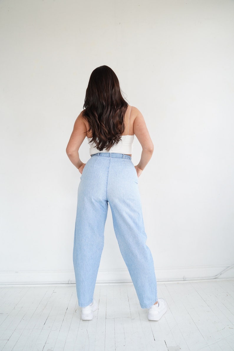 Perfect High-Waisted Wide-Leg Tapered 80s Light Wash Blue Denim Jeans with Pleats, Zipper Fly Size MEDIUM image 10