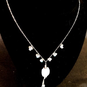 Collar de estilo vintage con cuentas de cristal de leche y aurora boreal en tono dorado de 14 pulgadas de Lia Sophia