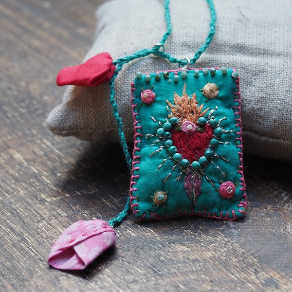 Hand-knotted necklace made of linen with textile pendant "Corazón Sagrado" hand-embroidered, turquoise beads, boho style, ViVA lA ViDA collection