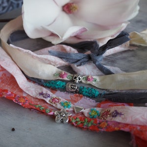 Armband, omlottarmband, sidenarmband med berlocker, broderat armband, bohemiskt armband, textilarmband, vänskapsarmband