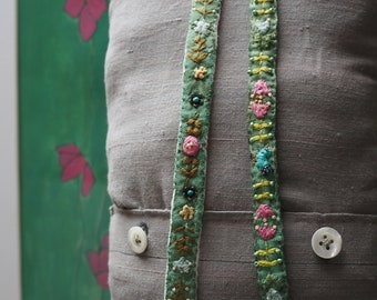 Pulseras únicas de seda y algodón cosidas y bordadas a mano con delicados zarcillos florales, cuentas de vidrio y flores de latón. ViVA La ViDa