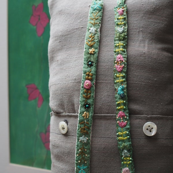 Bracelets uniques en soie et coton cousus/brodés à la main avec de délicates vrilles florales, des perles de verre et des fleurs en laiton. ViVA La ViDa